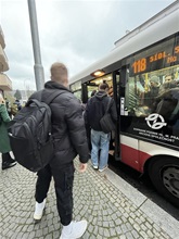 Městská část Praha 4 požaduje, aby po zprovoznění Dvoreckého mostu v příštím roce došlo k výraznému posílení a doplnění přepravní kapacity na trase Smíchovské nádraží – Dvorce – Budějovická. Městská část Praha 4 požaduje, aby po zprovoznění Dvoreckého mostu v příštím roce došlo k výraznému posílení a doplnění přepravní kapacity na trase Smíchovské nádraží – Dvorce – Budějovická.