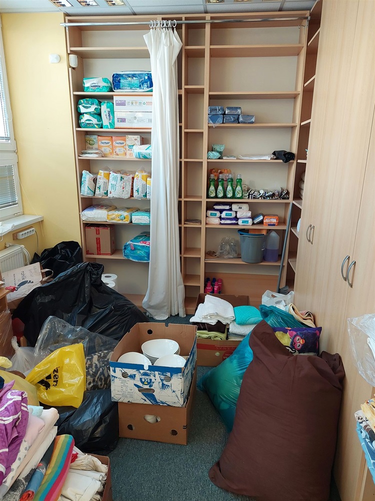 Městská část Praha 4 poskytla ubytování 49 válečným uprchlíkům z Ukrajiny.  Ženy a děti našly nouzové ubytování v budově bývalé Mateřské školy Horáčkova, kterou městská část vybavila postelemi, matracemi a dalším potřebným vybavením s pomocí Fakultní Thomayerovy nemocnice a Nadace sester Boromejek. 
