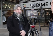 Otevření terasy nad jižním vestibulem metra C Budějovická mezi budovami DBK a České spořitelny. Na snímku místostarosta Prahy 4 pro kulturu a majetek Michal Hroza (TOP 09).