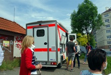 Mobilní ošetřovnu Drop Inu si na jejím stanoviště v Bartoškově ulici prohlédli členové Výboru pro bezpečnost Zastupitelstva městské části Praha 4. Seznámili se s interiérem sanitky a s rozsahem poskytovaných služeb. Sanitka bude v pilotním provozu stát v ulici Bartoškově každé úterý od 13 do 16 hodin. Předtím bude objíždět vytipovaná místa na území MČ Praha 4.
