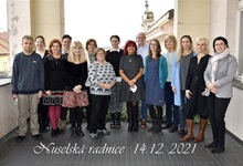 V předvánočním čase se na Nuselské radnici sešli školní metodici prevence a další pedagogové, kteří mimořádně přispěli k realizaci preventivních programů na školách, jichž je MČ Praha 4 zřizovatelem. Za svou mimořádně důležitou práci dostali ocenění ve formě dárkových poukazů. Odpoledního setkání v úterý 14. prosince 2021 se zúčastnili a dary předávali také starostka MČ Praha 4 Irena Michalcová (ANO 2011), předsedkyně Výboru pro bezpečnost ZMČ Praha 4 Lucie Michková (ODS) a radní pro informatiku, bezpečnost a sport Jaroslav Míth (ODS).
