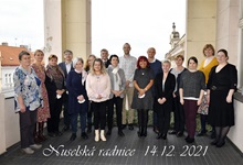 V předvánočním čase se na Nuselské radnici sešli školní metodici prevence a další pedagogové, kteří mimořádně přispěli k realizaci preventivních programů na školách, jichž je MČ Praha 4 zřizovatelem. Za svou mimořádně důležitou práci dostali ocenění ve formě dárkových poukazů. Odpoledního setkání v úterý 14. prosince 2021 se zúčastnili a dary předávali také starostka MČ Praha 4 Irena Michalcová (ANO 2011), předsedkyně Výboru pro bezpečnost ZMČ Praha 4 Lucie Michková (ODS) a radní pro informatiku, bezpečnost a sport Jaroslav Míth (ODS).
