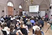 Závěrečná prezentace a předání ocenění v rámci projektu Příběhy našich sousedů Praha 4, který učí žáky zajímat se o vyprávění seniorů o klíčových momentech československých dějin, se konaly na Nuselské radnici. Letošní ročník vyhráli žáci ze školy Nedvědovo náměstí. Projekt se na městskou část vrátil po pětileté odmlce. 