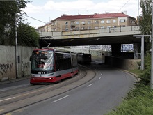 Velká rekonstrukce tramvajové trati začíná

V sobotu 19. září 2020 začne rekonstrukce tramvajové trati v ulicích Na Veselí, Soudní a obnova tramvajové trati v ulicích Na Pankráci mezi ulicí Na Veselí a Hvězdovou. Potrvá do 27. listopadu 2020. Tramvajový provoz se obnoví o den později. Rekonstrukce sebou přinese nezbytné dočasné omezení MHD, osobní dopravy, parkování i pohybu pro pěší. Investorem stavby je Dopravní podnik hlavního města Prahy (DPP).

V termínu 19. září - 27. listopadu 2020 bude vyloučen tramvajový provoz v úseku Pražského povstání – Vozovna Pankrác. Pro automobily budou uzavřeny ulice Na Veselí a Soudní a bude zrušena možnost parkování v ulicích Na Veselí, Soudní a v přilehlých ulicích, především v ulici Na Pankráci.
