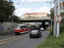 Velká rekonstrukce tramvajové trati začíná

V sobotu 19. září 2020 začne rekonstrukce tramvajové trati v ulicích Na Veselí, Soudní a obnova tramvajové trati v ulicích Na Pankráci mezi ulicí Na Veselí a Hvězdovou. Potrvá do 27. listopadu 2020. Tramvajový provoz se obnoví o den později. Rekonstrukce sebou přinese nezbytné dočasné omezení MHD, osobní dopravy, parkování i pohybu pro pěší. Investorem stavby je Dopravní podnik hlavního města Prahy (DPP).

V termínu 19. září - 27. listopadu 2020 bude vyloučen tramvajový provoz v úseku Pražského povstání – Vozovna Pankrác. Pro automobily budou uzavřeny ulice Na Veselí a Soudní a bude zrušena možnost parkování v ulicích Na Veselí, Soudní a v přilehlých ulicích, především v ulici Na Pankráci.

