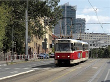 Velká rekonstrukce tramvajové trati začíná

V sobotu 19. září 2020 začne rekonstrukce tramvajové trati v ulicích Na Veselí, Soudní a obnova tramvajové trati v ulicích Na Pankráci mezi ulicí Na Veselí a Hvězdovou. Potrvá do 27. listopadu 2020. Tramvajový provoz se obnoví o den později. Rekonstrukce sebou přinese nezbytné dočasné omezení MHD, osobní dopravy, parkování i pohybu pro pěší. Investorem stavby je Dopravní podnik hlavního města Prahy (DPP).

V termínu 19. září - 27. listopadu 2020 bude vyloučen tramvajový provoz v úseku Pražského povstání – Vozovna Pankrác. Pro automobily budou uzavřeny ulice Na Veselí a Soudní a bude zrušena možnost parkování v ulicích Na Veselí, Soudní a v přilehlých ulicích, především v ulici Na Pankráci.
