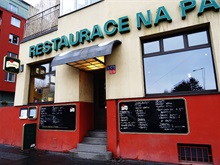 Výdejní okénka restaurací.