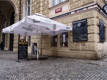 Výdejní okénka restaurací.