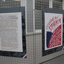 Listopadové události připomíná na radnici panelová výstava