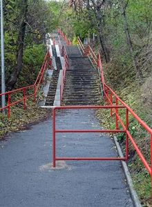 Podivná úprava na Podolských schodech není dílem městské části Praha 4.