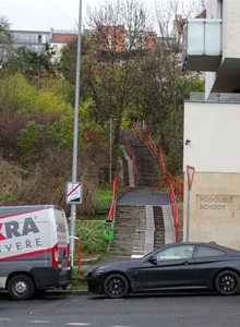 Podivná úprava na Podolských schodech není dílem městské části Praha 4.
