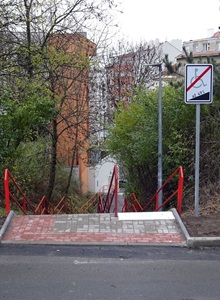 Podivná úprava na Podolských schodech není dílem městské části Praha 4.