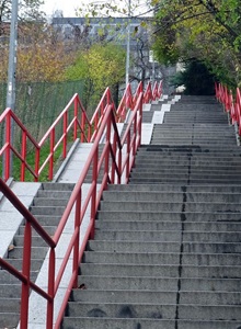 Podivná úprava na Podolských schodech není dílem městské části Praha 4.