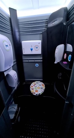Podolská ulice má novou smart toaletu - V Podolské ulici, v blízkosti kurtů a plaveckého stadionu, byla umístěna další krásná mobilní smart toaleta vybavená solárním napájením, čtečkou platebních karet, ovládacím softwarem, softwarem pro dálkovou obsluhu a monitoringem.