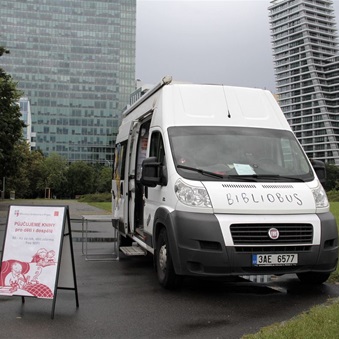 Bibliobus staví v parku Na Pankráci v Praze 4