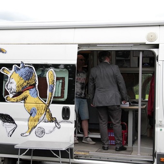 Bibliobus staví v parku Na Pankráci v Praze 4