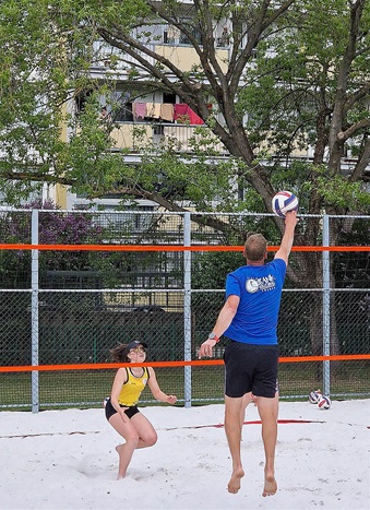 Na zahradě Základní školy Jílovská bylo vybudováno díky městské čísti Praha 4 na místě staré nevyužívané antuky zcela nové hřiště pro beachvolejbal. 