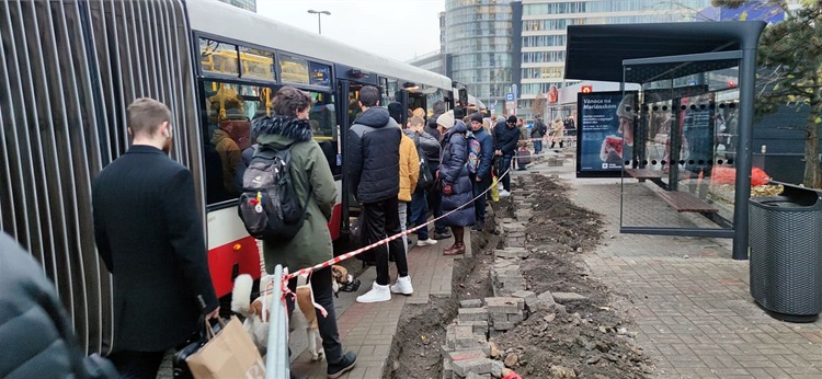 Výkopové práce u zastávky autobusů Budějovická ohrozily bezpečnost - stav před a po