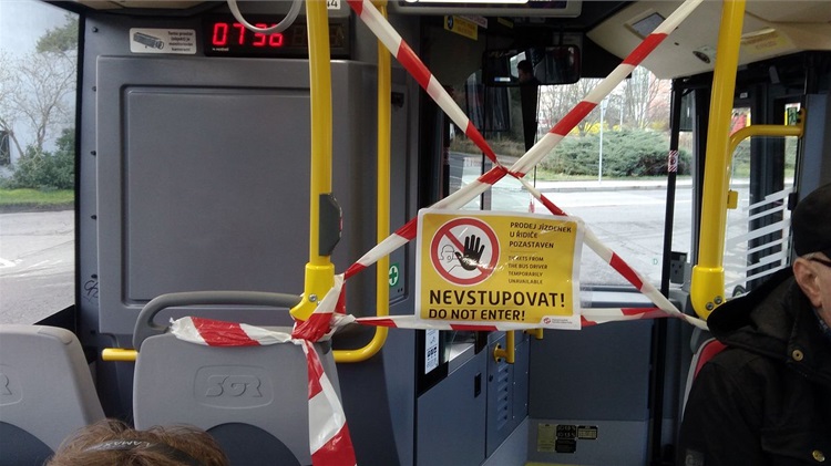 Omezení u řidiče u předních dveří MHD
