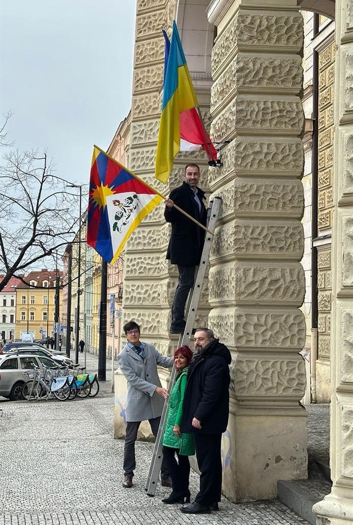 Praha vyvěsila na Nuselské radnici vlajku Tibetu 