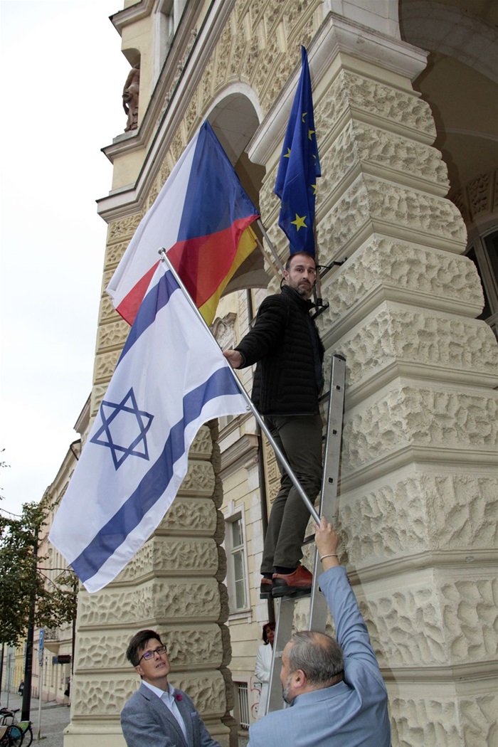 
Městská část Praha 4 vyvěsila 9. října 2023 na budově historické Nuselské radnice vlajku Státu Izrael na znamení podpory Izraele a solidarity s jeho obyvateli, kteří v těchto dnech čelí teroristickým útokům hnutí Hamás.

