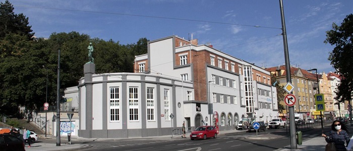 Nová pobočka městské knihovny v Praze 4 Michli má novou fasádu. Již v březnu otevřela knihovna Jezerka zbrusu nové prostory, které kromě knih a posezení pro čtenáře nabízejí také amfiteátr pro menší představení, oddělený prostor pro studenty a dětský koutek pro ty nejmenší. Fasáda tak byla poslední fází oprav.
Fasáda si i po rekonstrukci zachovala původní ráz bývalé banky, která měla velká kulatá okna i široké vstupní dveře. V průčelí domu také zůstala socha mladé dívky s kasičkou na mince, která symbolizuje spořivost. V rámci rekonstrukce proběhla i výměna oken v bytech domu.