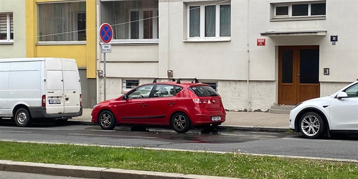 Průsak vody omezí dopravu v ulici Antala Staška u křižovatky s ulicí Na Strži