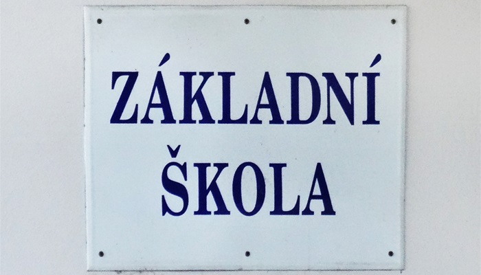 základní škola cedule