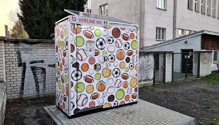 Podolská ulice má novou smart toaletu - V Podolské ulici, v blízkosti kurtů a plaveckého stadionu, byla umístěna další krásná mobilní smart toaleta vybavená solárním napájením, čtečkou platebních karet, ovládacím softwarem, softwarem pro dálkovou obsluhu a monitoringem.