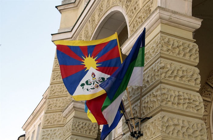 Na budově historické Nuselské radnice také v roce 2022 vlaje tibetská vlajka 