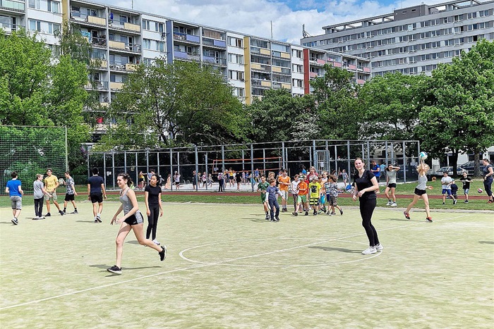 Na zahradě Základní školy Jílovská bylo vybudováno díky městské čísti Praha 4 na místě staré nevyužívané antuky zcela nové hřiště pro beachvolejbal. 