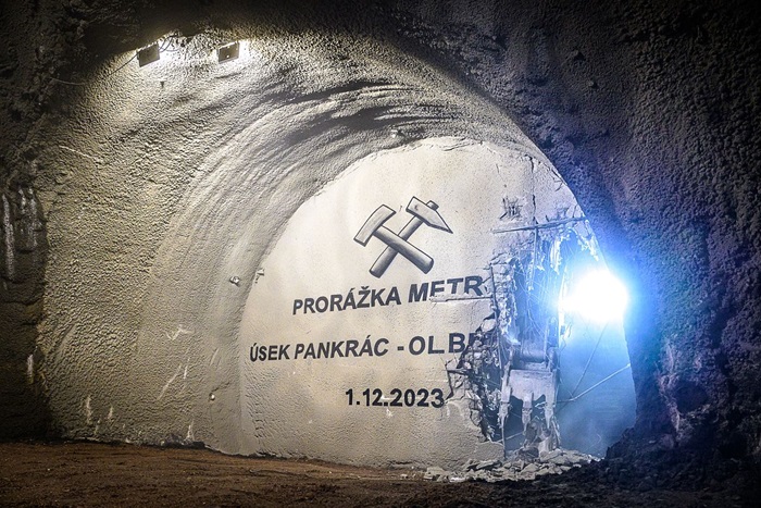 Prorážka na metru D dne 1. 12. 2023 - zdroj DPP