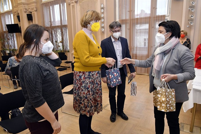 V předvánočním čase se na Nuselské radnici sešli školní metodici prevence a další pedagogové, kteří mimořádně přispěli k realizaci preventivních programů na školách, jichž je MČ Praha 4 zřizovatelem. Za svou mimořádně důležitou práci dostali ocenění ve formě dárkových poukazů. Odpoledního setkání v úterý 14. prosince 2021 se zúčastnili a dary předávali také starostka MČ Praha 4 Irena Michalcová (ANO 2011), předsedkyně Výboru pro bezpečnost ZMČ Praha 4 Lucie Michková (ODS) a radní pro informatiku, bezpečnost a sport Jaroslav Míth (ODS).