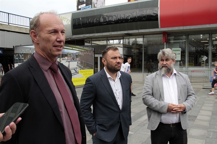 Výstavu společně zahájili radní hlavního města Prahy pro oblast správy majetku a majetkových podílů Jan Chabr (TOP 09) a místostarostové městské části Praha 4 Zdeněk Kovářík (ODS) a Michal Hroza (TOP 09). Na osmi výstavních panelech je představeno osm pohledů na pasáž, která by se měla podle projektu změnit v harmonický prostor mimo jiné prostřednictvím vyvážených barev a sjednocených stavebních materiálů.