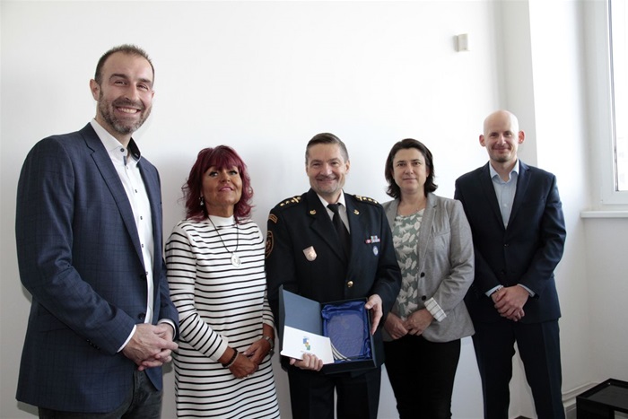 Městská část Praha 4 ocenila dlouholetou činnost nadporučíka Jiřího Musila, velitele hasičské stanice číslo 6 v Krči, který zde občanům sloužil 35 let a dnes po dlouhé a věrné službě odchází do civilu.
