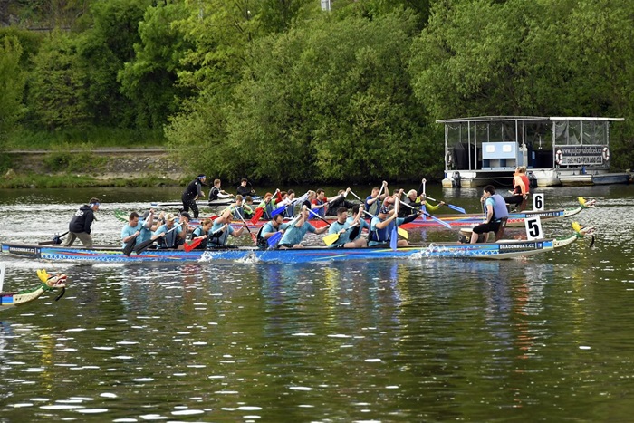 Rotary DB Charity Challenge - charitativní závod amatérských týmů na 200 metrů - také o tom byla sobota 13. května 2023 na Vltavě u Žlutých lázní v Podolí. 