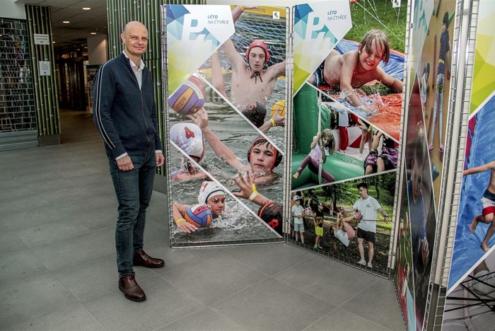 Výstavu fotografií ze sportovních akcí v rámci "Léta na čtyřce" si můžete prohlédnout ve vestibulu budovy úřadu MČ Praha 4. Výstavu zahájil radní MČ Praha 4 pro informatiku, bezpečnost a sport Jaroslav Míth (ODS).