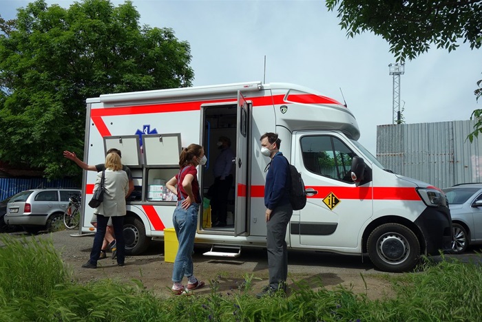 Mobilní ošetřovnu Drop Inu si na jejím stanoviště v Bartoškově ulici prohlédli členové Výboru pro bezpečnost Zastupitelstva městské části Praha 4. Seznámili se s interiérem sanitky a s rozsahem poskytovaných služeb. Sanitka bude v pilotním provozu stát v ulici Bartoškově každé úterý od 13 do 16 hodin. Předtím bude objíždět vytipovaná místa na území MČ Praha 4.
