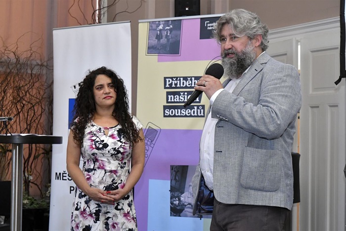 Závěrečná prezentace a předání ocenění v rámci projektu Příběhy našich sousedů Praha 4, který učí žáky zajímat se o vyprávění seniorů o klíčových momentech československých dějin, se konaly na Nuselské radnici. Letošní ročník vyhráli žáci ze školy Nedvědovo náměstí. Projekt se na městskou část vrátil po pětileté odmlce. 