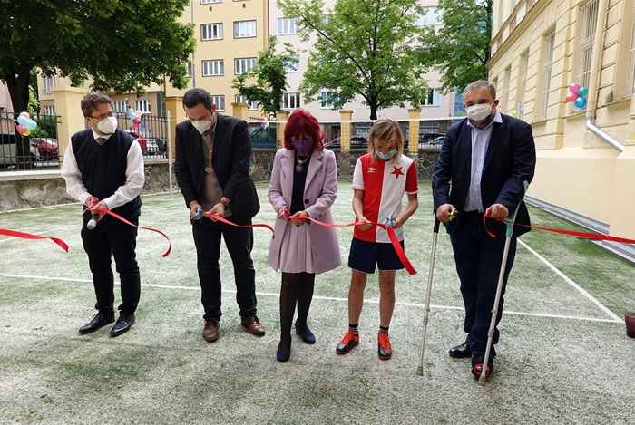 Historická budova populární podolské základní školy k sobě získala nové školní hřiště. To vzniklo v rámci projektu sanace a odizolování suterénních prostor, které byly dlouhodobě sužovány průsakem podzemní vody. Slavnostního stříhání pásky ve čtvrtek 27. května 2021 dopoledne zúčastnila starostka Prahy 4 Irena Michalcová (ANO 2011), radní pro investice Filip Vácha (TOP 09), ředitel školy Vít Šolle a také zástupci stavební firmy i rodičů. Start provozu si nenechali ujít také šesťáci, kteří hřiště hned vyzkoušeli.