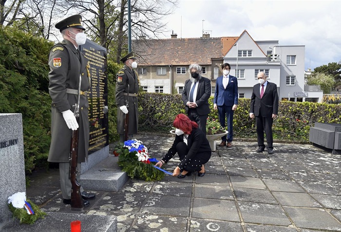 Městská část Praha 4 si tradičně připomíná hrdiny i oběti boje proti nacistické okupaci z května roku 1945 položením věnců u památníků na Spořilově, v parku Jezerka a na náměstí Generála Kutlvašra. Kvůli?aktuální pandemické situaci Praha 4 ani letos nepořádá hromadné vzpomínkové akce s účastí veřejnosti, pietní připomenutí historických událostí se konají s minimálním počtem účastníků. 
Ve čtvrtek 6. května 2021 dopoledne uctili na Roztylském náměstí na Spořilově památku spořilovských občanů, kteří přišli o své životy v letech 2. světové války, starostka Irena Michalcová (ANO 2011) a místostarosta Michal Hroza (TOP 09) a radní Tomáš Hrdinka (ANO 2011).
