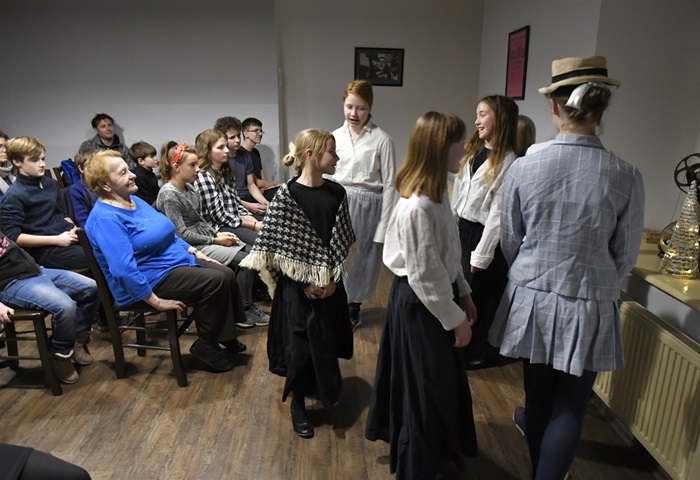 Setkání Divadelního kroužku Paměti národa s Jaroslavou Křupalovou, čestnou občankou Prahy 4, z jejíhož příběhu vycházelo z jedno z veřejných vystoupení.