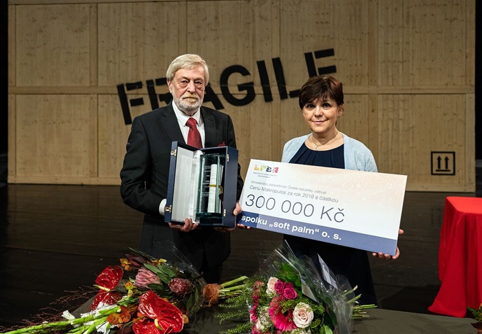 Cenu Makropulos převzali v úterý 8. října 2019 symbolicky na půdě Nové scény ND v Praze od ministra zdravotnictví Adama Vojtěcha ředitel Hospicu Malovická Josef Heller a vrchní sestra Vladimíra Svobodová. Cenu Makropulos převzali v úterý 8. října 2019 symbolicky na půdě Nové scény ND v Praze od ministra zdravotnictví Adama Vojtěcha ředitel Hospicu Malovická Josef Heller a vrchní sestra Vladimíra Svobodová.