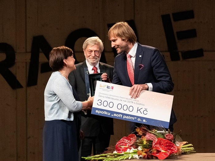 Cenu Makropulos převzali v úterý 8. října 2019 symbolicky na půdě Nové scény ND v Praze od ministra zdravotnictví Adama Vojtěcha ředitel Hospicu Malovická Josef Heller a vrchní sestra Vladimíra Svobodová. 