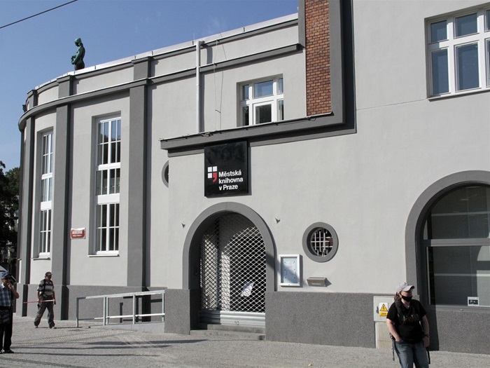 Nová pobočka městské knihovny v Praze 4 Michli má novou fasádu. Již v březnu otevřela knihovna Jezerka zbrusu nové prostory, které kromě knih a posezení pro čtenáře nabízejí také amfiteátr pro menší představení, oddělený prostor pro studenty a dětský koutek pro ty nejmenší. Fasáda tak byla poslední fází oprav.
Fasáda si i po rekonstrukci zachovala původní ráz bývalé banky, která měla velká kulatá okna i široké vstupní dveře. V průčelí domu také zůstala socha mladé dívky s kasičkou na mince, která symbolizuje spořivost. V rámci rekonstrukce proběhla i výměna oken v bytech domu.