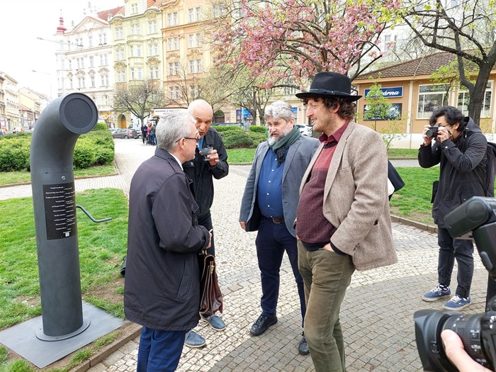 Praha 4 má svůj Poesiomat na náměstí Bratří Synků.