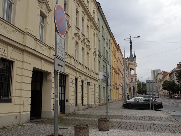 Rada městské části Praha 4 schválila 15. července 2020 slevy na nájmech pro konkrétní podniky, mezi nimi jsou například divadla, občanská sdružení, školy a podnikatelé. Za měsíce květen a červen bylo možné získat 40procentní slevu, která se týkala nájemců nebytových prostor a nebytových objektů ve svěřené správě městské části, kteří nemohli v těchto měsících podnikat. 