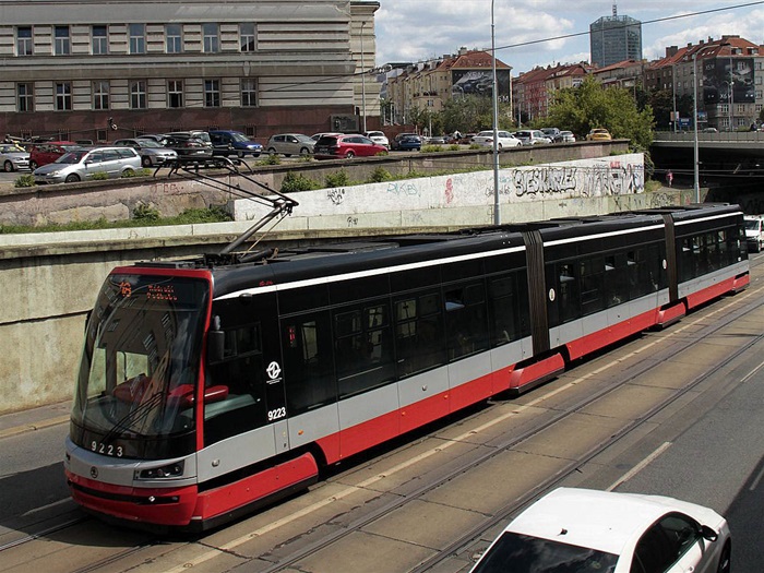 Velká rekonstrukce tramvajové trati začíná

V sobotu 19. září 2020 začne rekonstrukce tramvajové trati v ulicích Na Veselí, Soudní a obnova tramvajové trati v ulicích Na Pankráci mezi ulicí Na Veselí a Hvězdovou. Potrvá do 27. listopadu 2020. Tramvajový provoz se obnoví o den později. Rekonstrukce sebou přinese nezbytné dočasné omezení MHD, osobní dopravy, parkování i pohybu pro pěší. Investorem stavby je Dopravní podnik hlavního města Prahy (DPP).

V termínu 19. září - 27. listopadu 2020 bude vyloučen tramvajový provoz v úseku Pražského povstání – Vozovna Pankrác. Pro automobily budou uzavřeny ulice Na Veselí a Soudní a bude zrušena možnost parkování v ulicích Na Veselí, Soudní a v přilehlých ulicích, především v ulici Na Pankráci.
