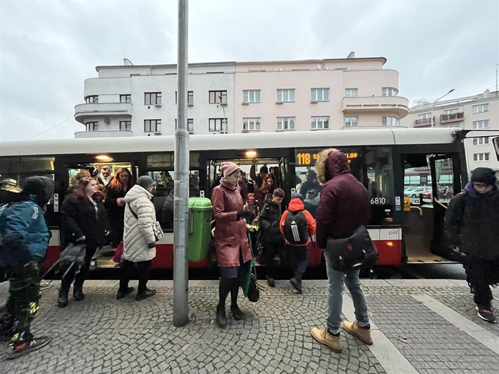 Městská část Praha 4 požaduje, aby po zprovoznění Dvoreckého mostu v příštím roce došlo k výraznému posílení a doplnění přepravní kapacity na trase Smíchovské nádraží – Dvorce – Budějovická. Městská část Praha 4 požaduje, aby po zprovoznění Dvoreckého mostu v příštím roce došlo k výraznému posílení a doplnění přepravní kapacity na trase Smíchovské nádraží – Dvorce – Budějovická.