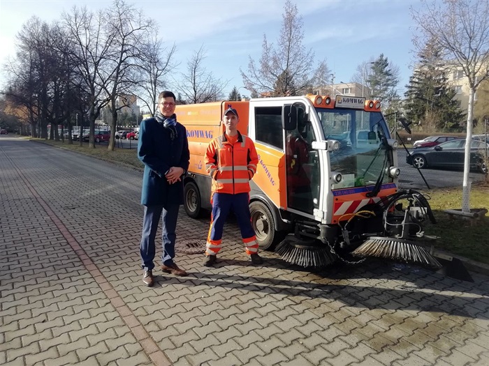S úklidem na území městské části Praha 4 pomůže nový zametací stroj, který denně zvládne zamést až 15 kilometrů chodníků. S úklidem na území městské části Praha 4 pomůže nový zametací stroj, který denně zvládne zamést až 15 kilometrů chodníků.